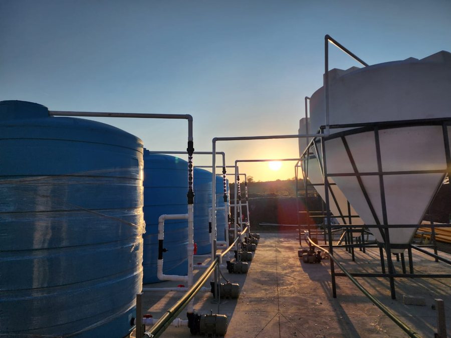 Planta de tratamiento GM Farms con tanques y clarificador